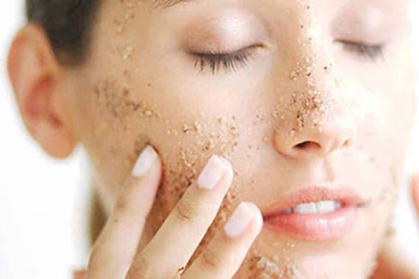 Thường xuyên tẩy da chết là một trong những cách giúp phòng ngừa mụn ẩn trên da